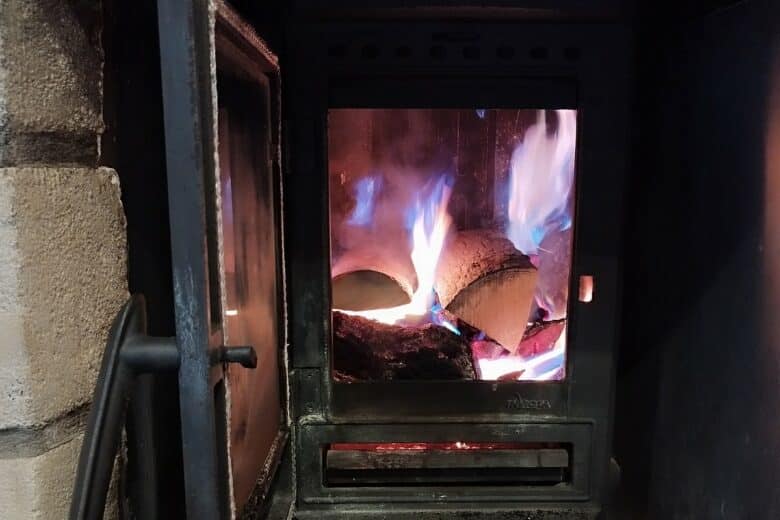 Optez pour la bûche de ramonage KO Feu, idéale pour compléter votre entretien annuel.