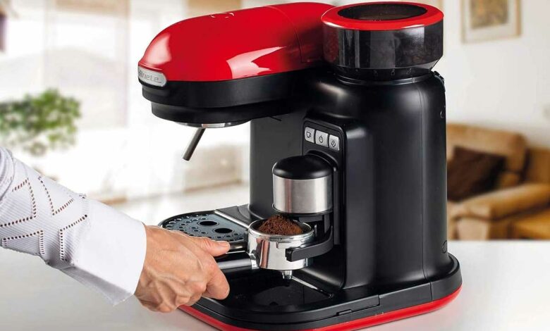 Une machine à café avec broyeur de grains.