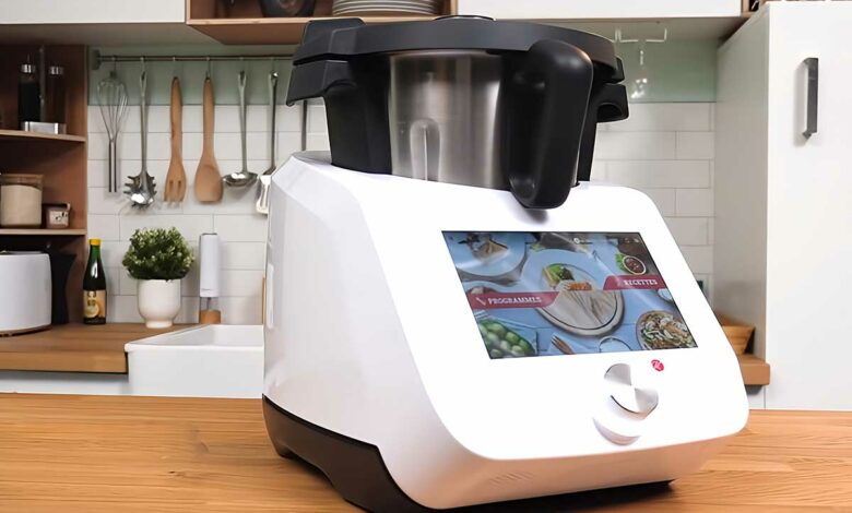 Le Monsieur Cuisine Smart sur un plan de travail.