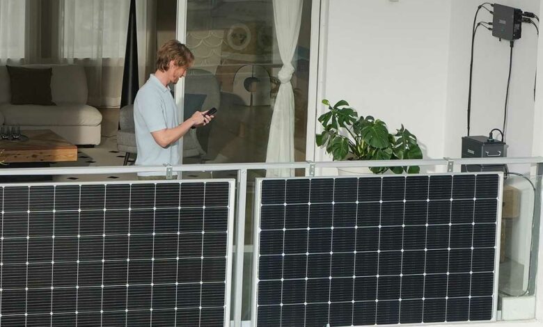 Une installation de panneaux solaires de balcon.