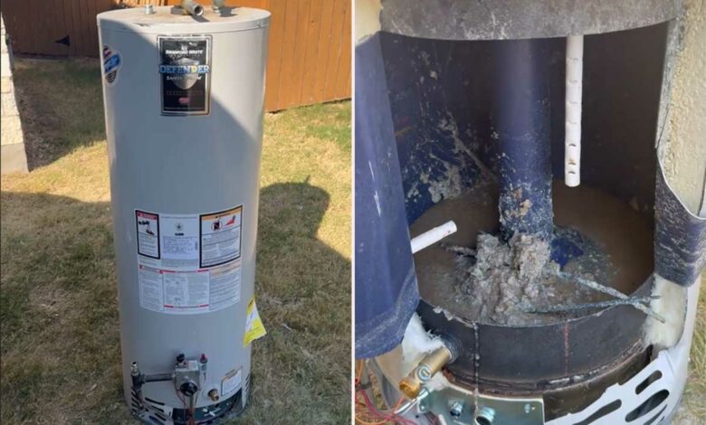 Un chauffe-eau ouvert par un plombier.