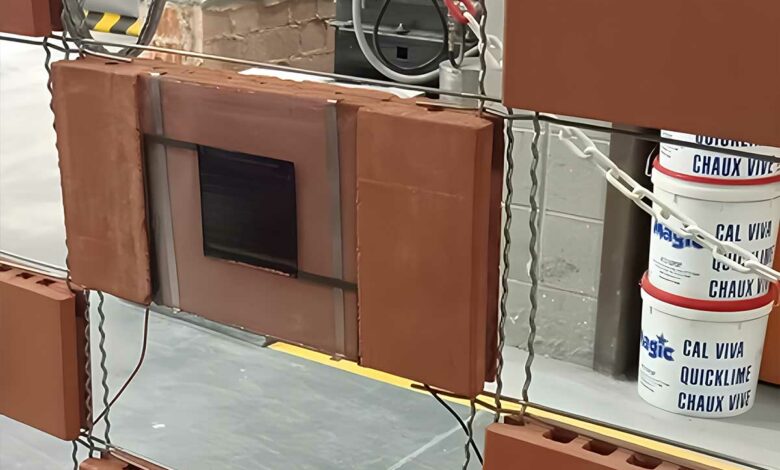 Intégration d'une cellule photovoltaïque dans une brique céramique.