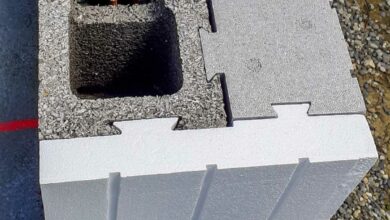 Un bloc coffrant isolant en béton bois-ciment.