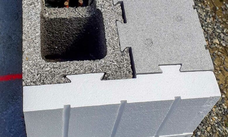 Un bloc coffrant isolant en béton bois-ciment.