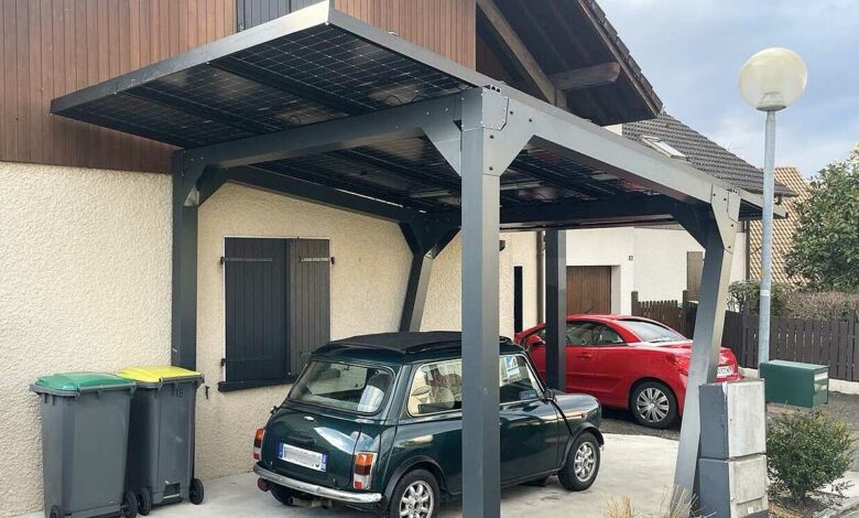 Un carport solaire avec une Mini garée en dessous.