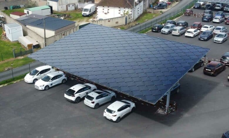 Un carport avec des tuiles solaires.