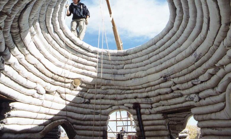 Une construction en cours avec la méthode des sacs de terre.