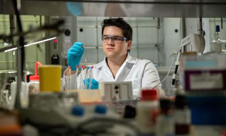 Un chercheur dans un laboratoire.