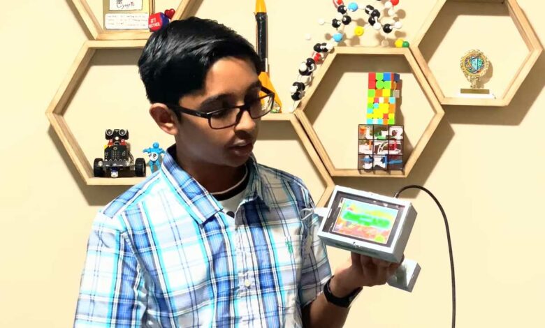 Le jeune Sirish Subash présentant le prototype de son invention.