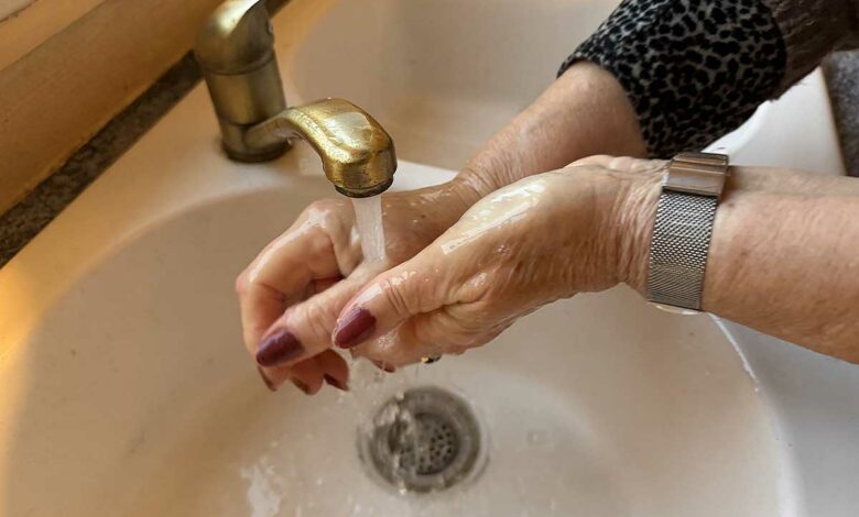 Lavage des mains avec du savon.