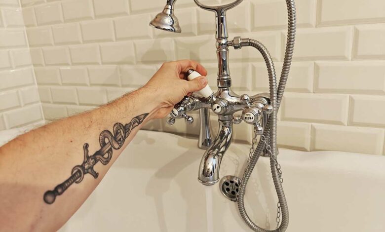 Lavage des mains au lavabo.