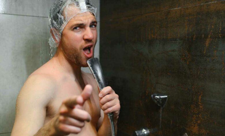 Un homme chante sous la douche.