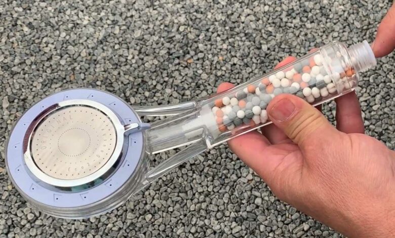 Un pommeau de douche avec des billes minérales pour les problèmes cutanés.