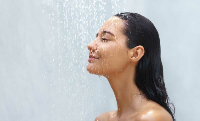 Une femme sous la douche.