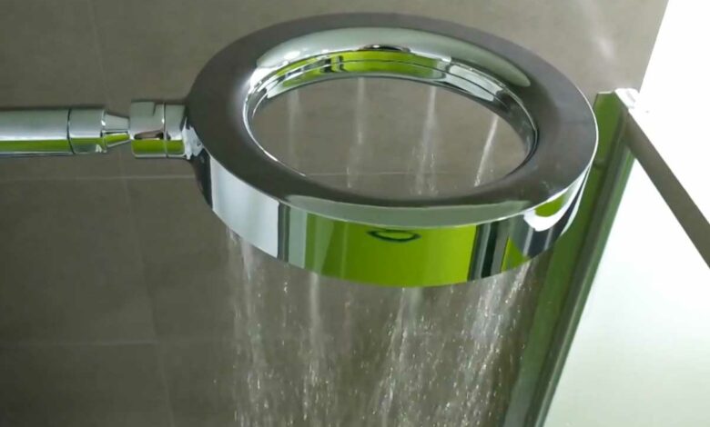 Réalisez des économies d'eau et d'énergie grâce à une douche intelligente avec capteurs de présence et programmation de profils.