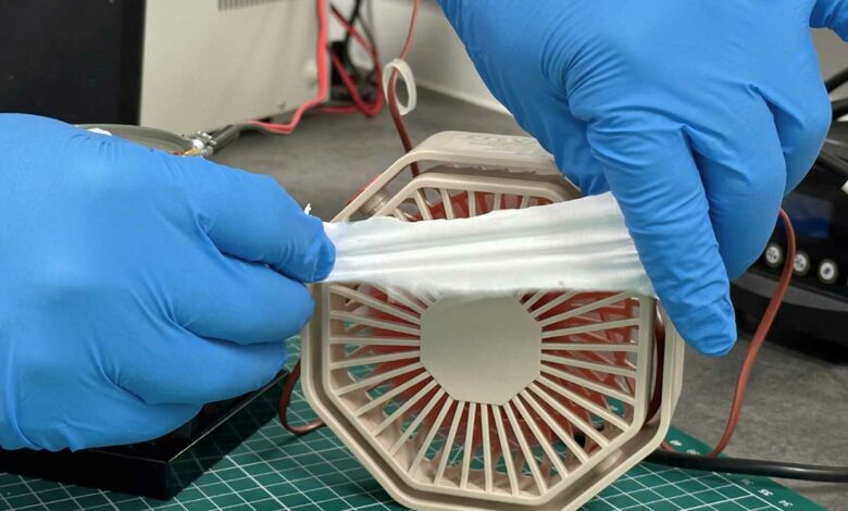 Tests du matériau qui génère de l'électricité statique sur un ventilateur.