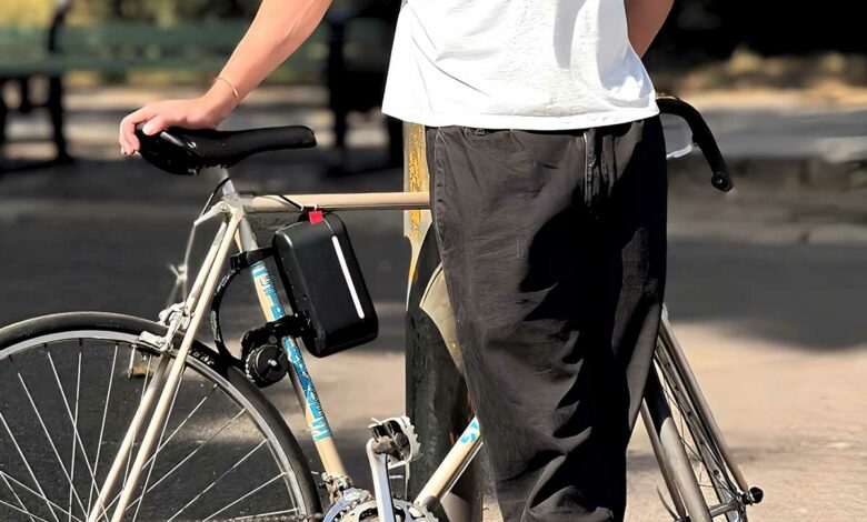 Un kit d'électrification pour vélo.