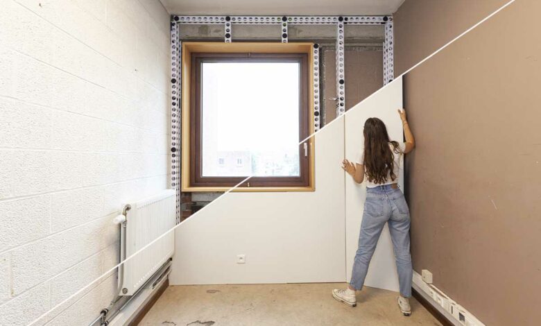 La pose d'isolation intérieure.
