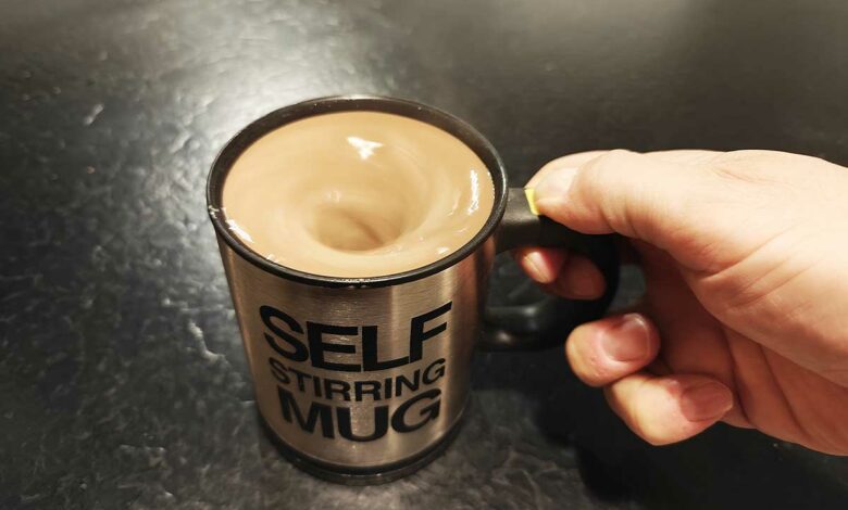 Tourbillon dans le mug mélangeur de boisson.