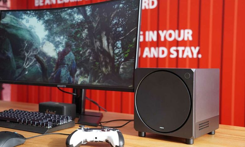 Un PC minuscule sur le bureau.