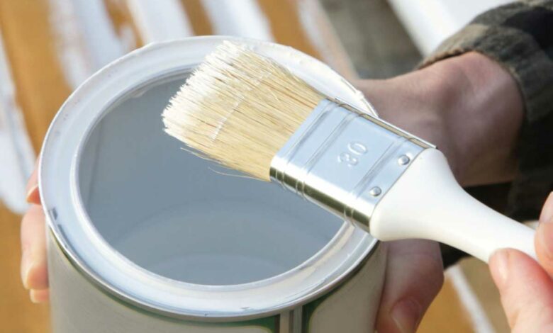 Un pot de peinture et un pinceau.
