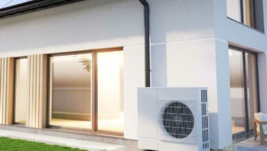 Une maison moderne avec une pompe à chaleur.