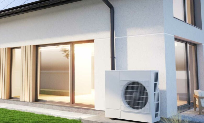 Une maison moderne avec une pompe à chaleur.