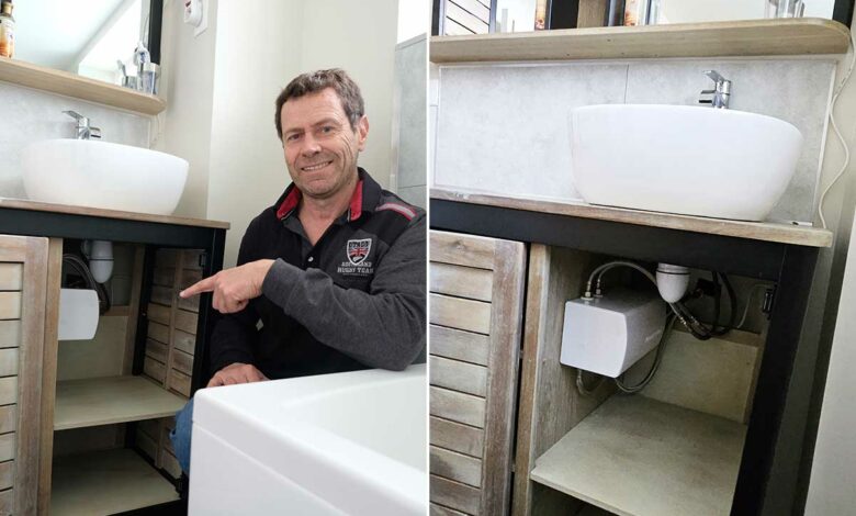 Le boitier AquaRteturn installé sous un lavabo.