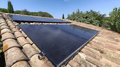 Des panneaux solaires de toit.