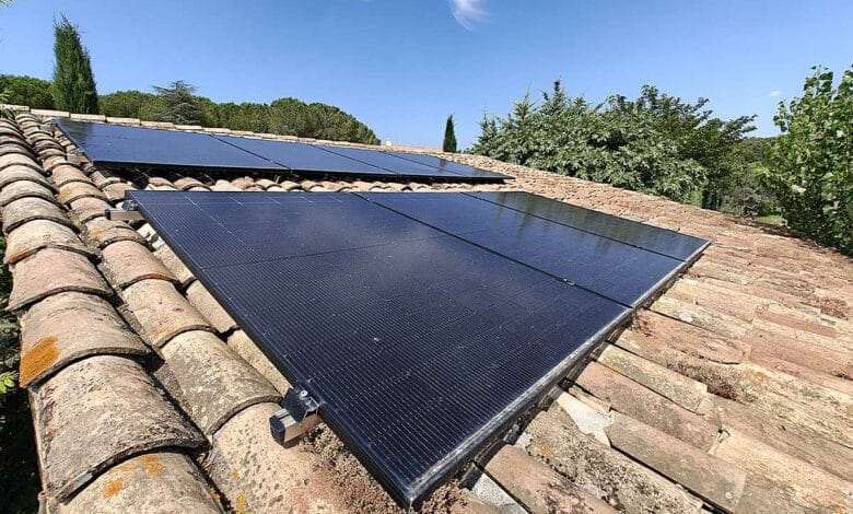 Des panneaux solaires de toit.