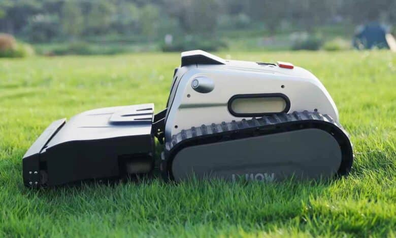 Un robot tondeuse sur chenilles.