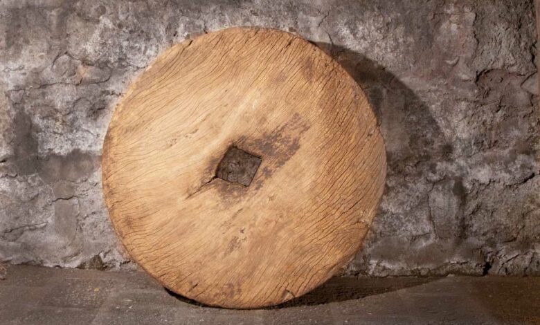 Une roue ancienne en bois.
