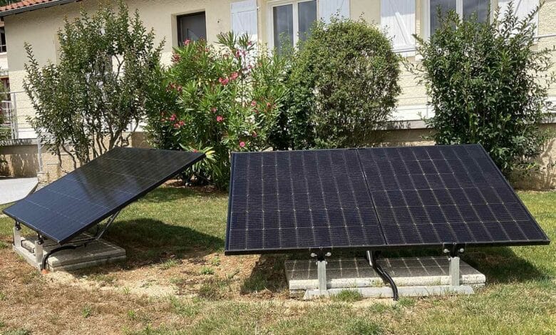 Des panneaux équipés d'un suiveur solaire.