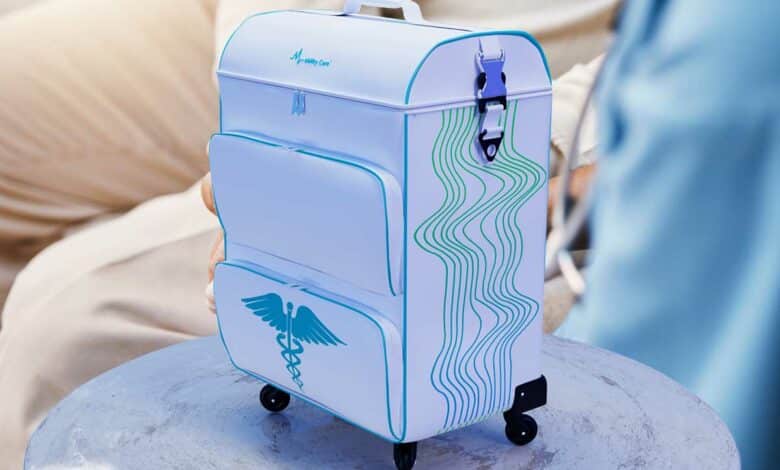 Une valise entièrement équipée de matériel médical pour des consultations de télémédecine.