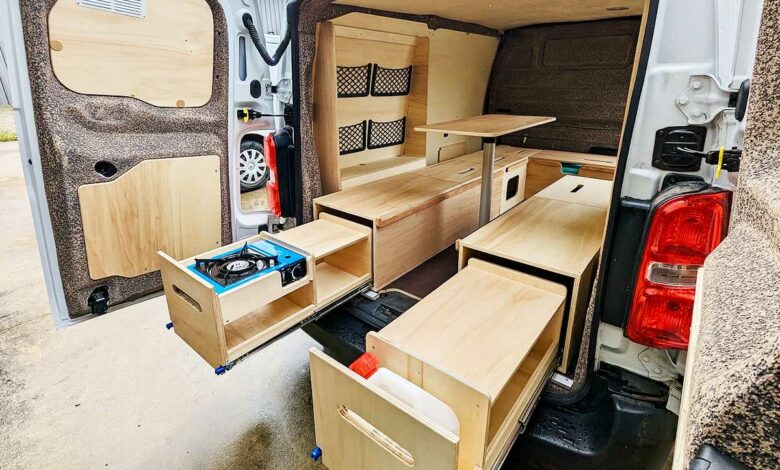 Aménagement en bois sur mesure d'un van.