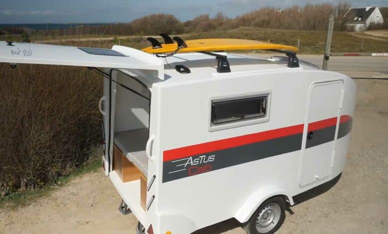 Une mini caravane avec un grand haillon arrière.