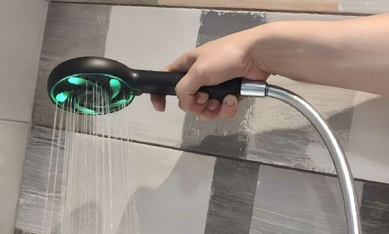 Un pommeau de douche Hydrao change de couleur.