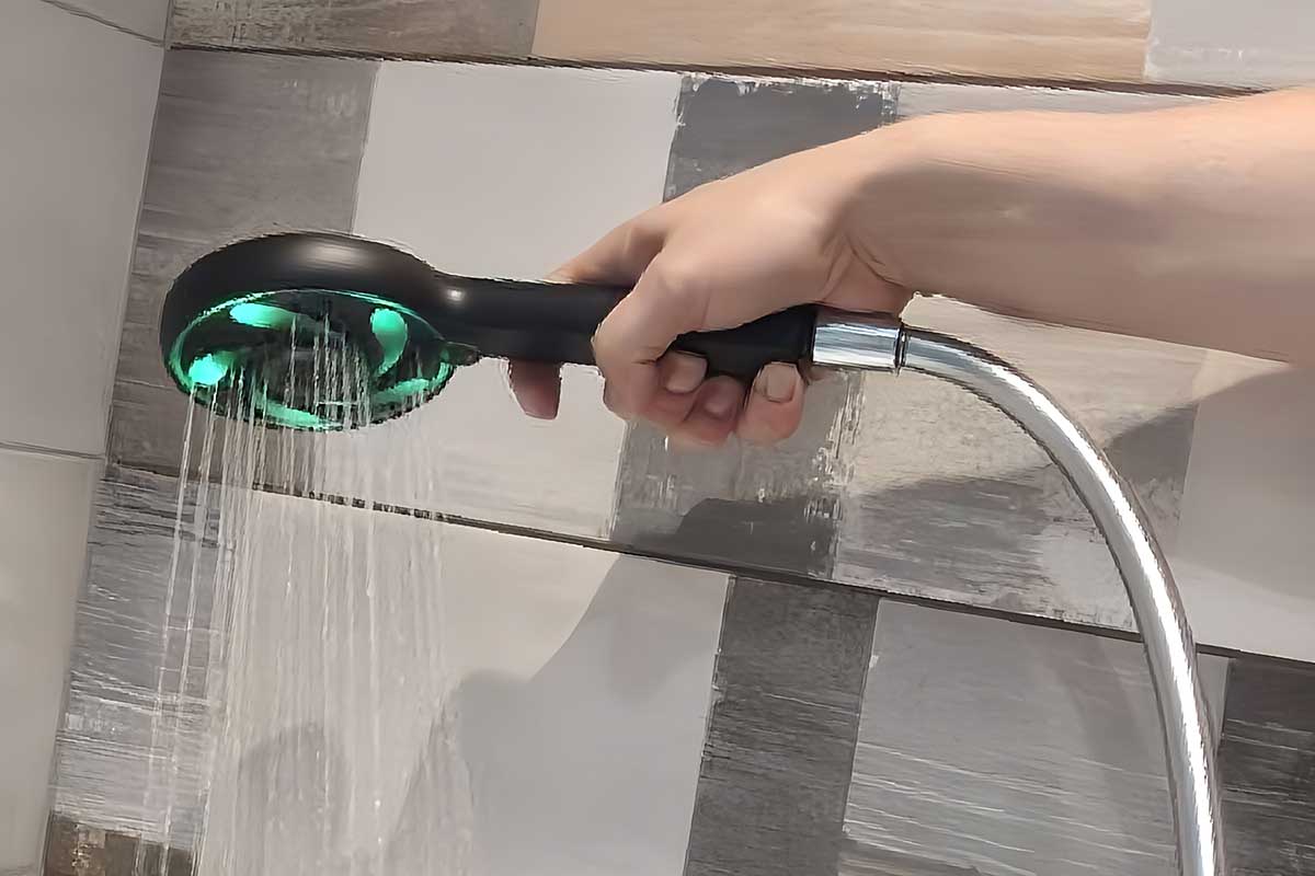 Un pommeau de douche Hydrao change de couleur.