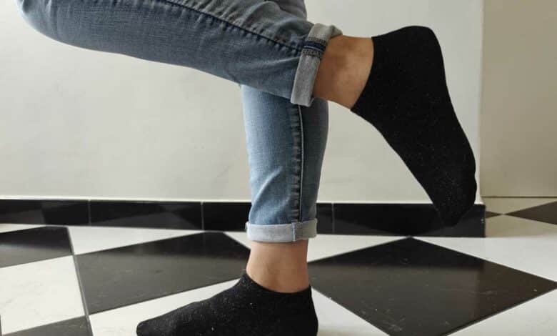Femme se tenant en équilibre sur une jambe.