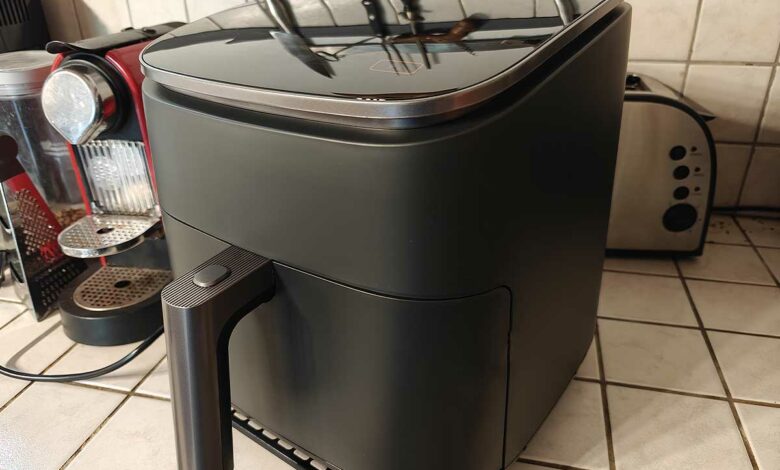 Un airfryer sur un plan de travail.