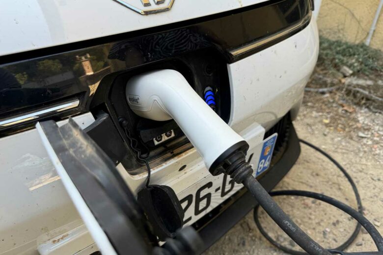 Une voiture électrique en charge.