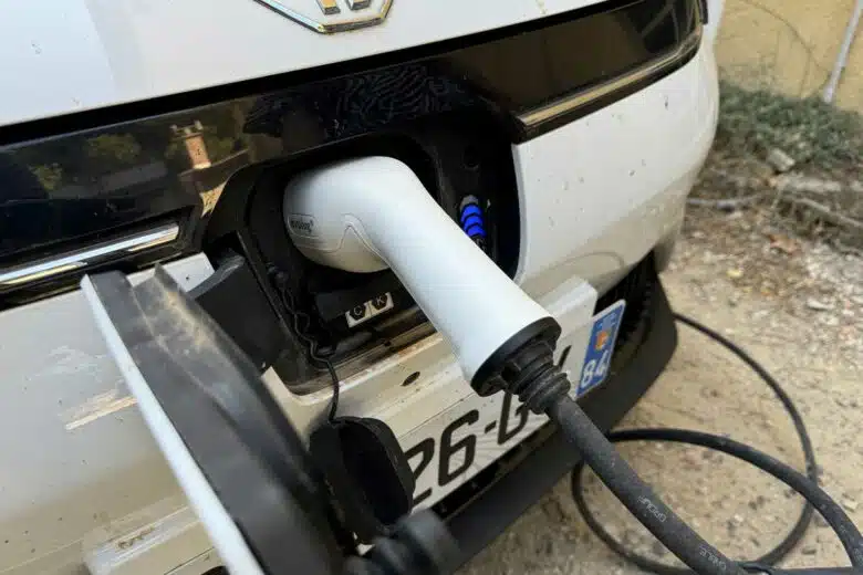 Une voiture électrique en charge.