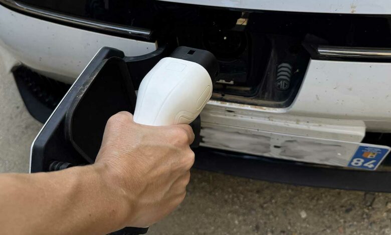 Branchement d'une voiture électrique à domicile.