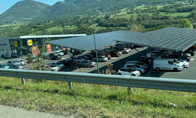 Un parking doté d'ombrières solaires.