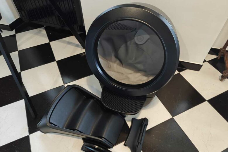 La litière Whisker Litter-Robot 4 et sa rampe d'accès.