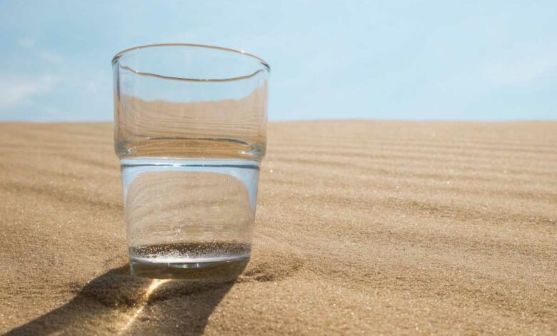 Un verre d'eau dans le désert.