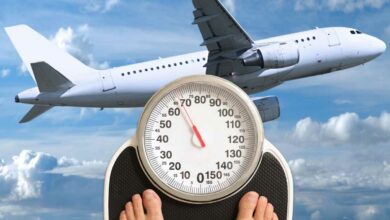 Une personne sur une balance et avion en vol.