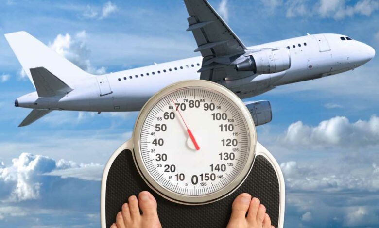 Une personne sur une balance et avion en vol.