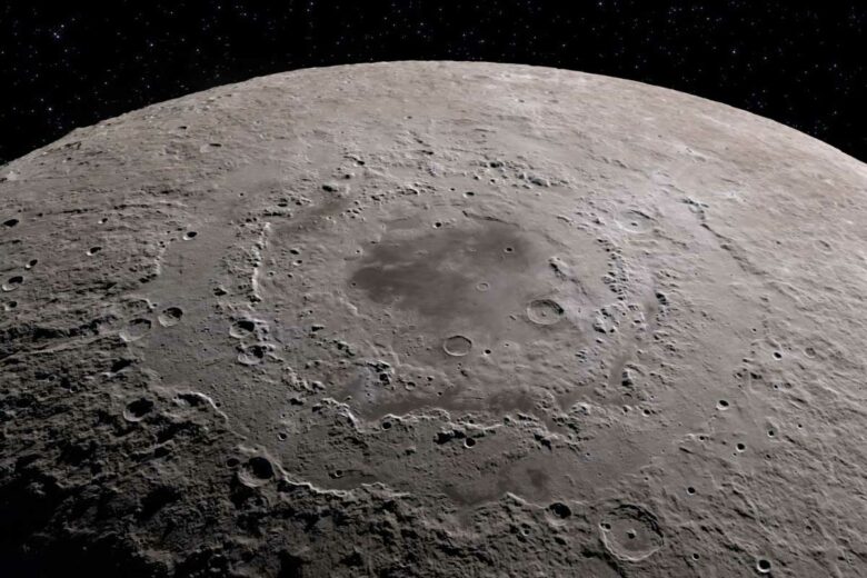 Un énorme cratère sur la surface de la Lune.