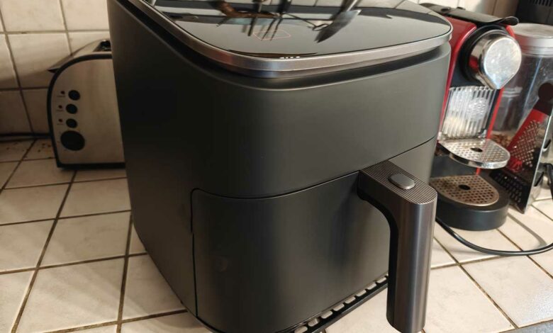 Un airfryer dans une cuisine.